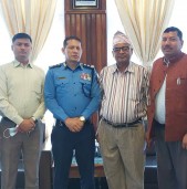 कांग्रेस बाँकेले भेट्यो प्रहरी महानिरीक्षक सिंहलाई